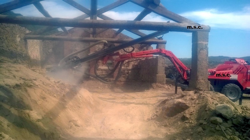 demolicion de piedra en establo
